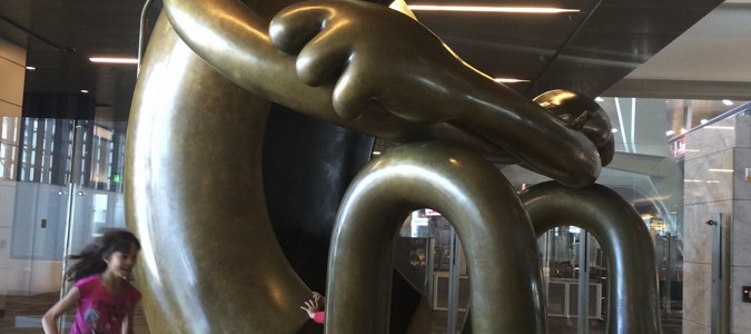 © Clara.GO-escultures per jugar. Doha airport-Qatar