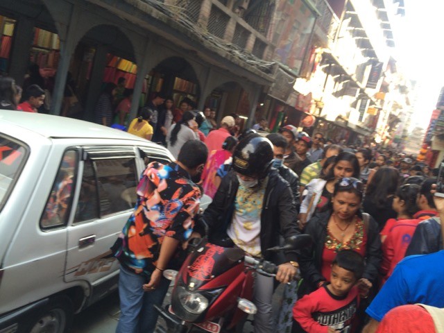 © Clara Go - Aquest any no és normal al #Nepal: #Dashain, #Earthquake and #fuelcrisis - #BackoffIndia