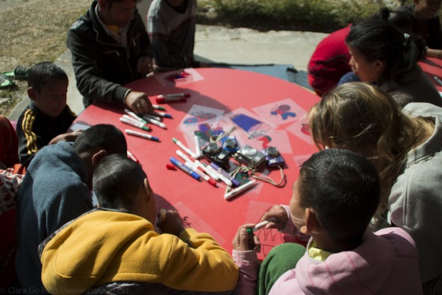 © Clara.Go-Plastic and Cartoons a la màgica casa de DWC Nepal - Flowers from Nepal