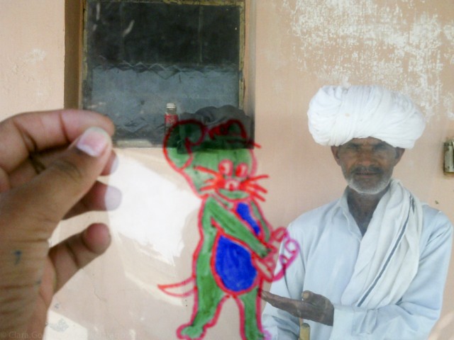 © Clara.Go-- Plastic and Cartoons a Jhag Children Villagge - Rajasthan - i-india