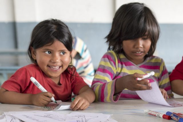 Plastic and Cartoons a la Children Home (Bal Griha) de Patan - Amics del Nepal