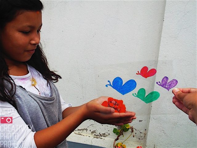 Plastic and Cartoons a la Children Home (Bal Griha) de Patan - Amics del Nepal