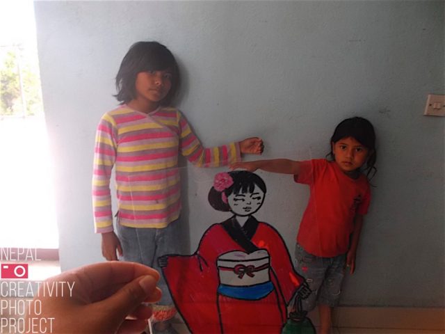 Plastic and Cartoons a la Children Home (Bal Griha) de Patan - Amics del Nepal