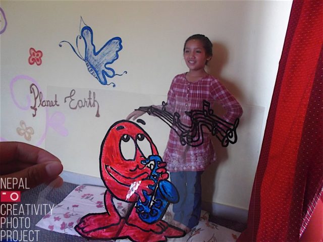 Plastic and Cartoons a la Children Home (Bal Griha) de Patan - Amics del Nepal